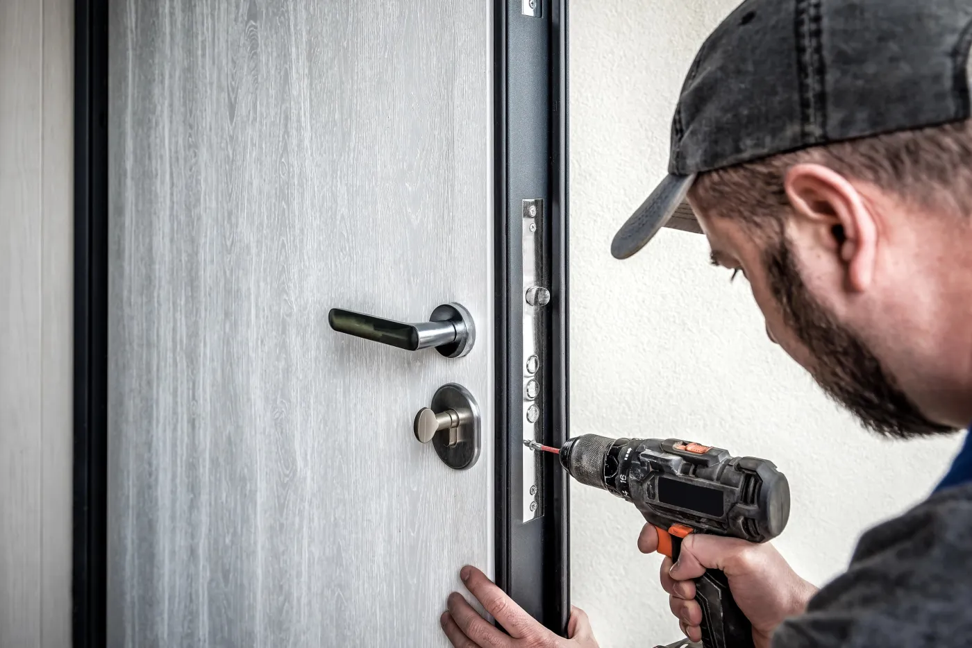 Serrurier posant un blindage sur une porte palière d'immeuble haussmannien du 17e (75017)
